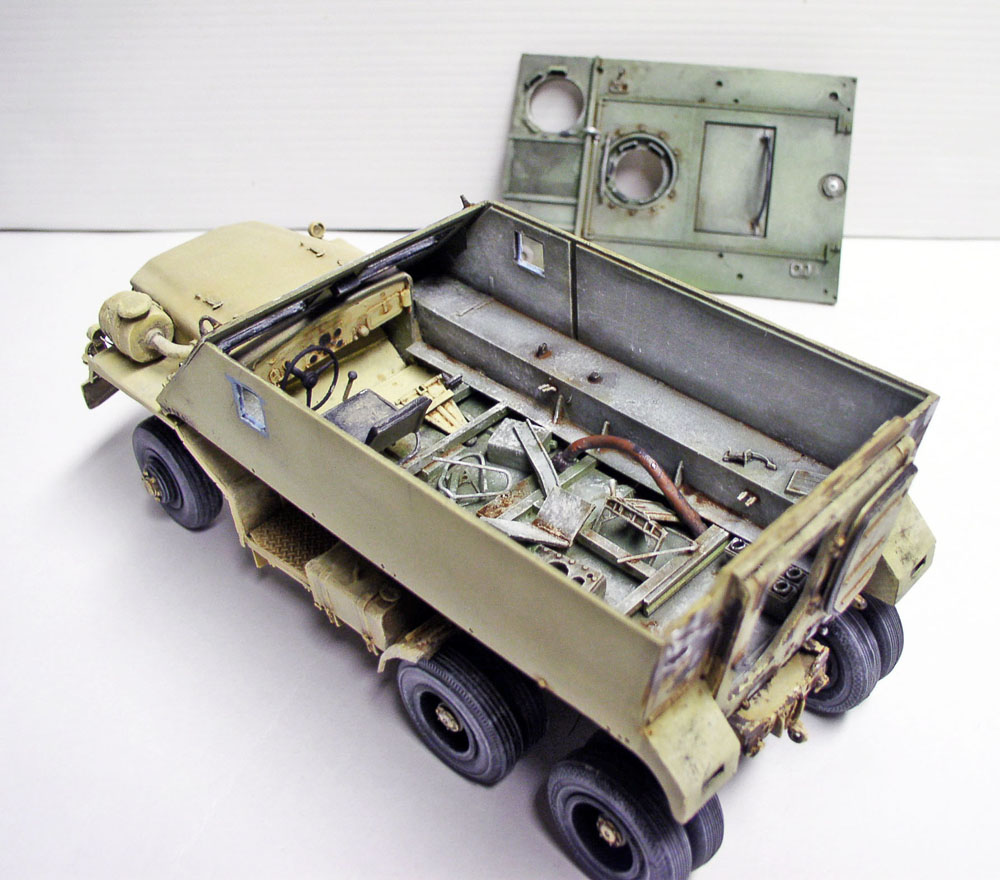 Maquette de guntruck blindé sable montrant l'intérieur de la benne détaillé et plaque de blindage posée à côté