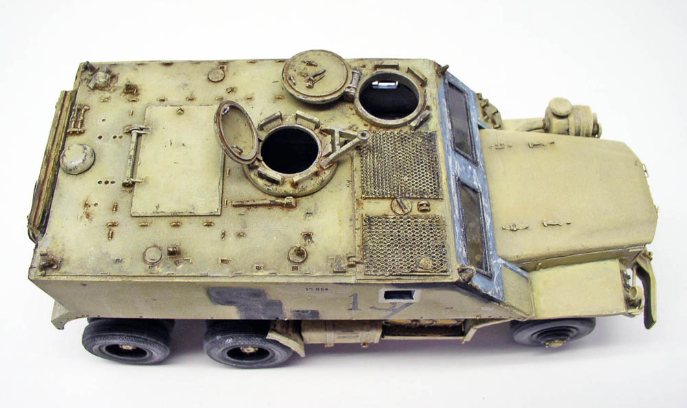 Maquette de guntruck blindé sable vue de dessus avec trappes ouvertes et cabine grillagée
