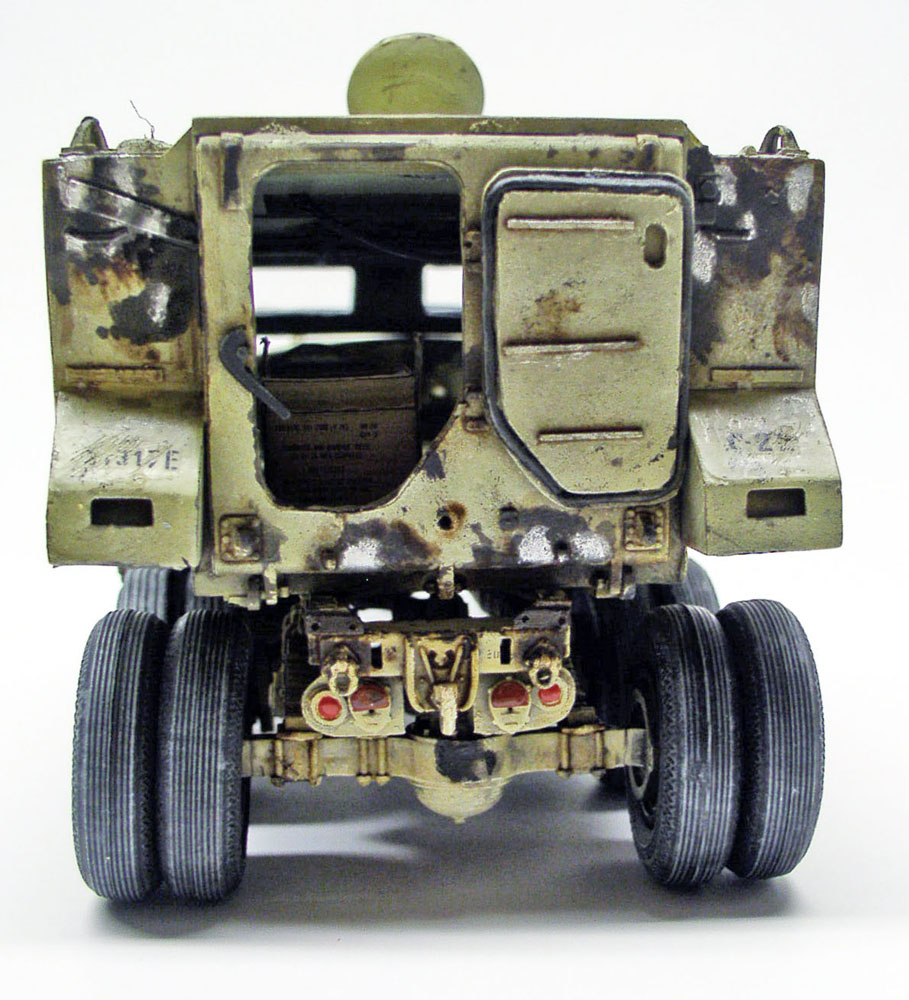Vue arrière de la maquette de guntruck blindé sable, blindage vieilli et roues jumelées
