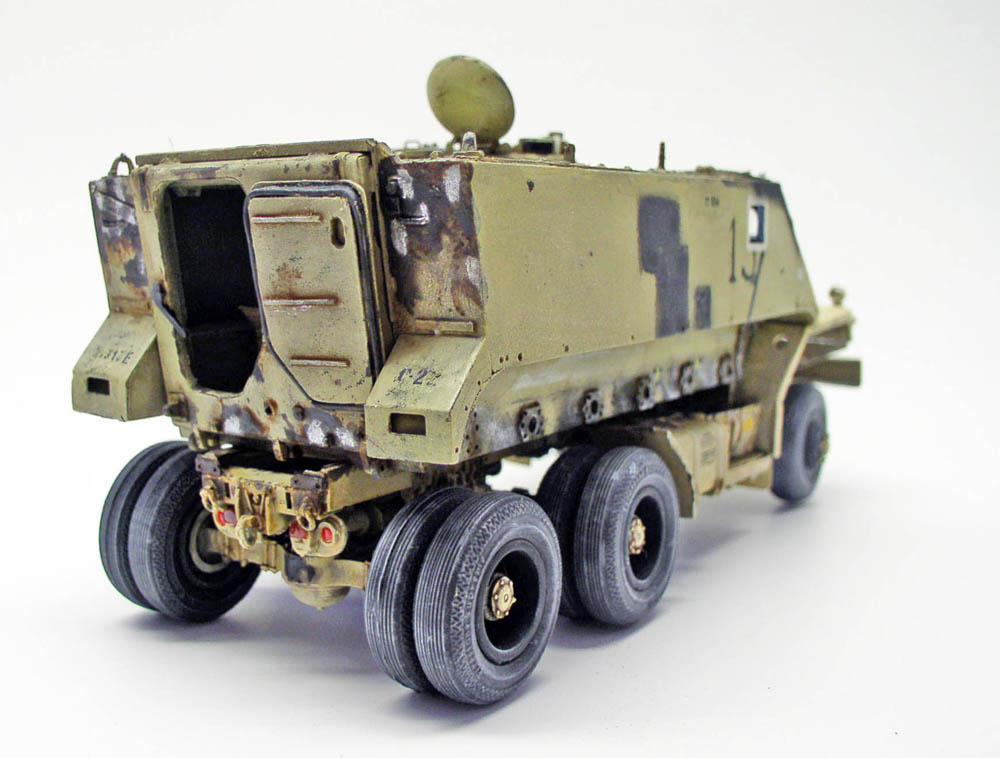 Maquette de guntruck blindé sable vue arrière, caisse patinée et trois essieux à roues jumelées