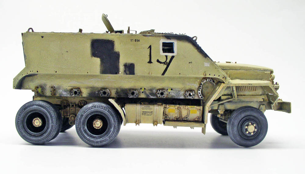 Maquette de guntruck blindé sable vu de profil avec marquages noirs et roues vieillies