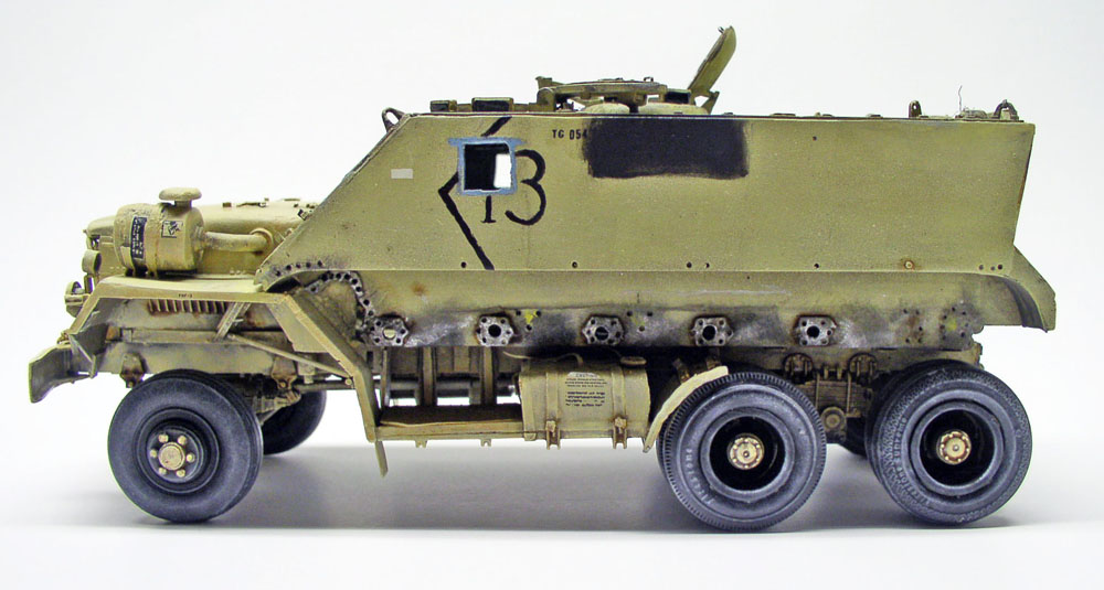 Maquette de profil d'un camion blindé sable à six roues numéroté 13