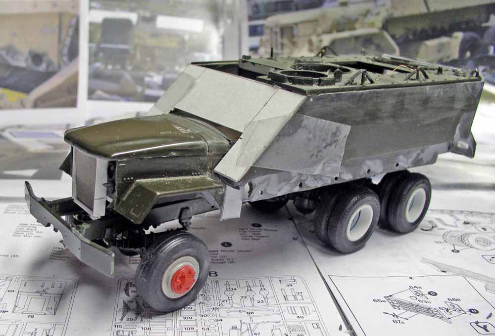 Maquette de guntruck militaire en montage avec blindage artisanal de caisse, posée sur la notice