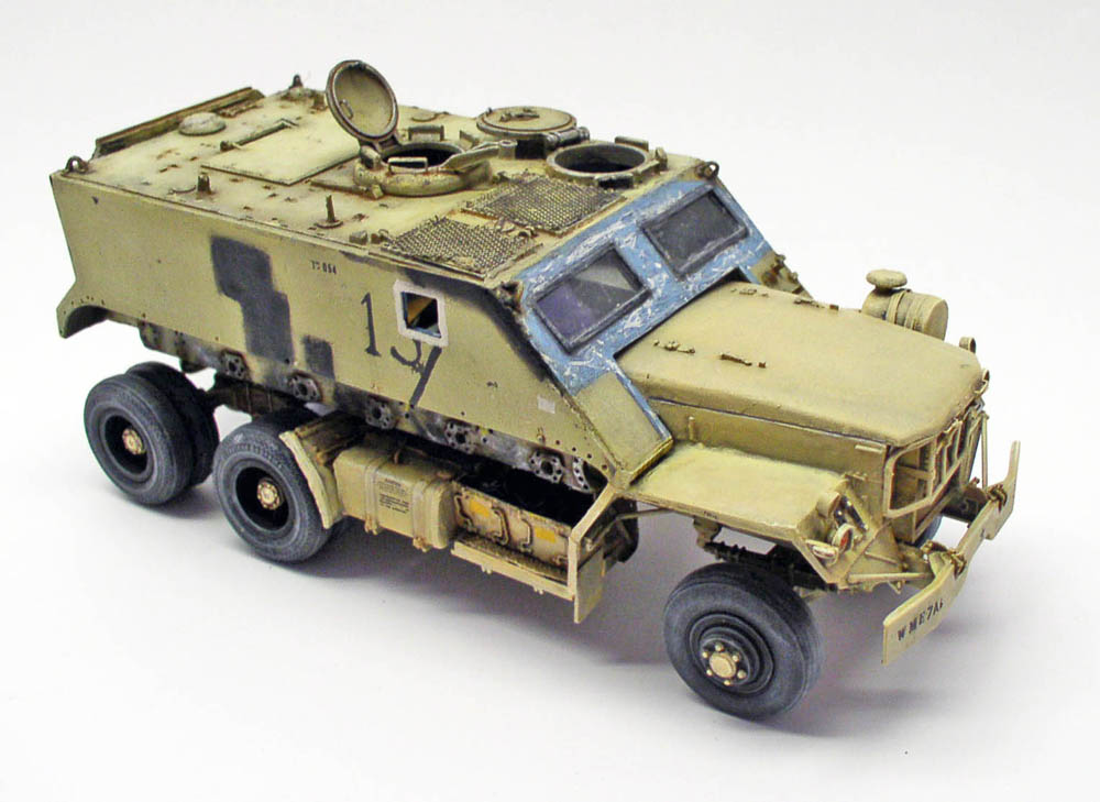 Maquette de Guntruck blindé sable avec cabine renforcée vue trois quarts avant