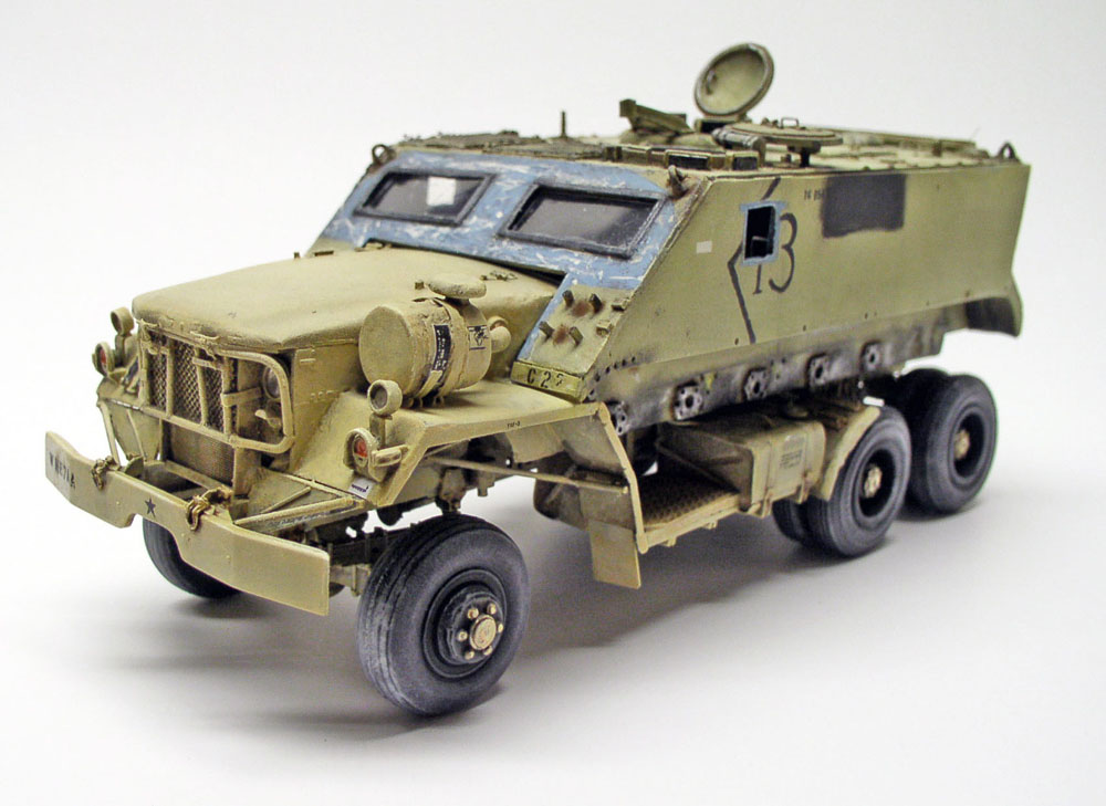 Maquette de guntruck militaire blindé sable vue trois quarts avant, vitres bleues et numéro 13