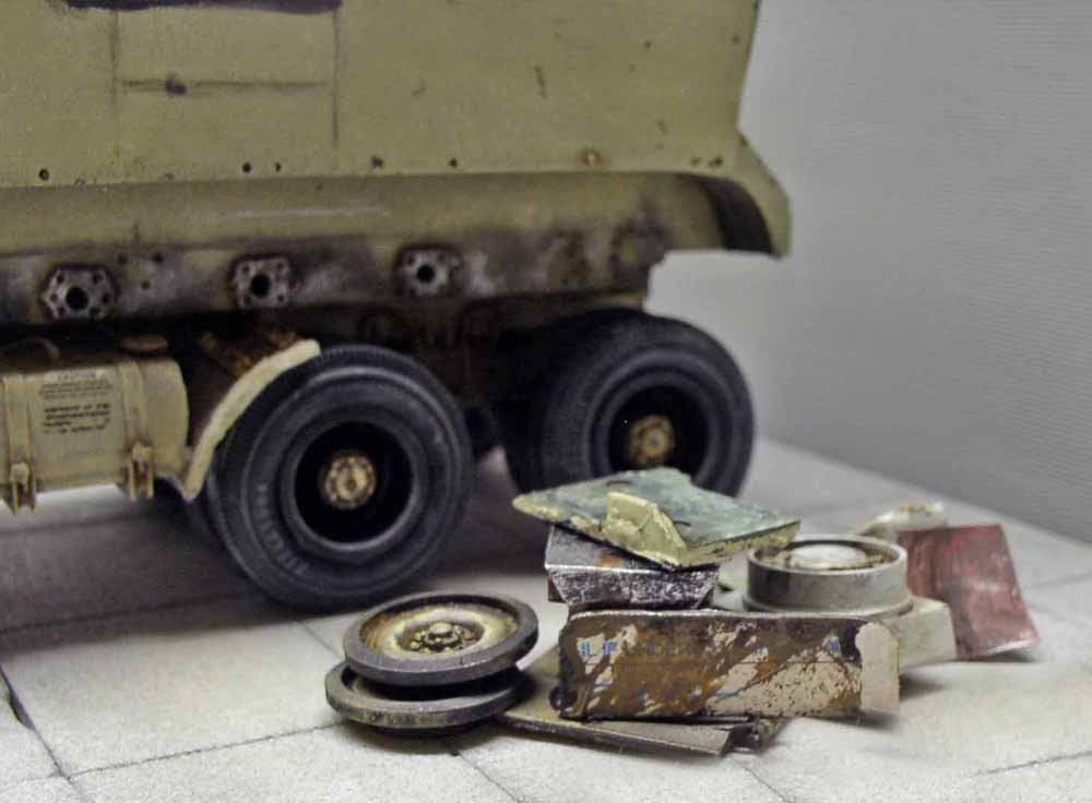 Arrière de la maquette de guntruck avec roues et débris militaires éparpillés au sol