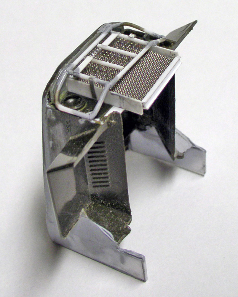 Capot de maquette de guntruck avec grille de calandre en photodécoupe métallique ajourée
