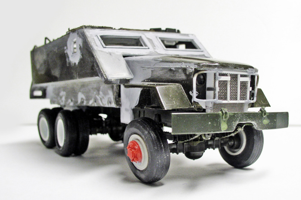 Maquette de Guntruck blindé en cours de peinture, vue avant trois quarts droite