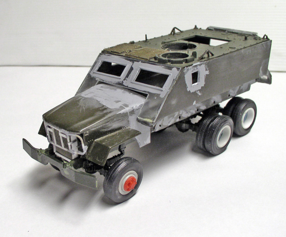 Maquette de camion blindé Guntruck militaire en cours de montage avec mastic apparent