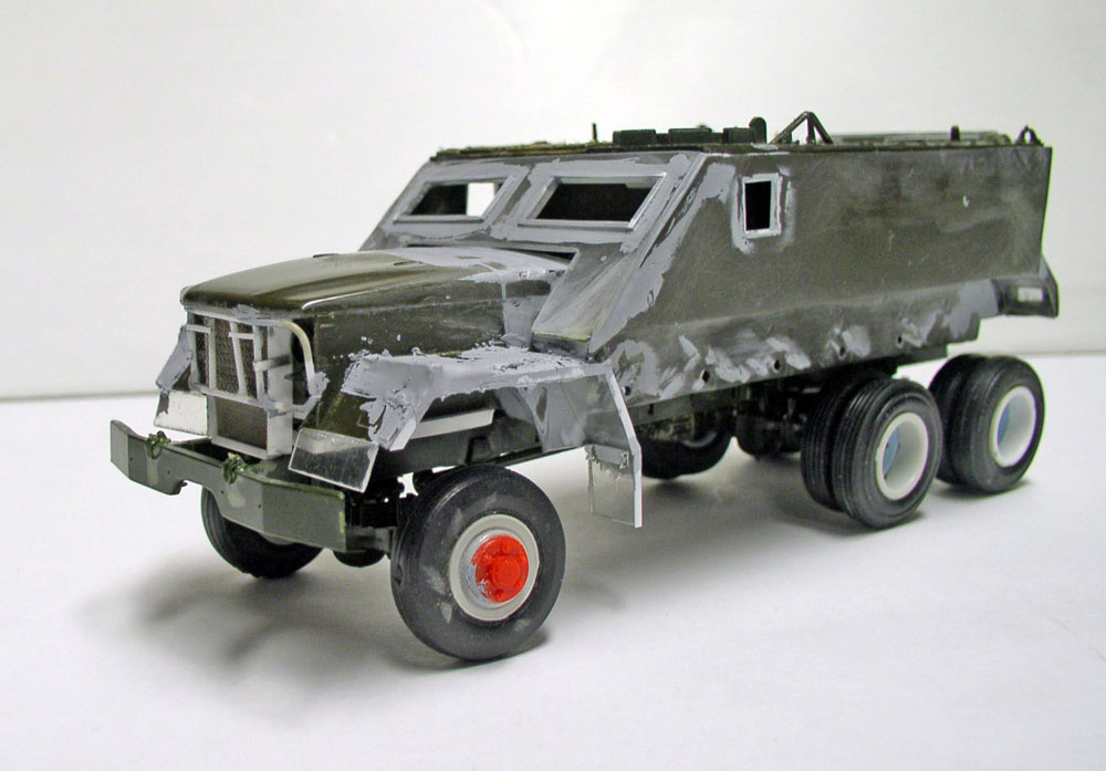 Maquette de Guntruck blindé six roues en cours de montage avec mastic de jointoiement apparent