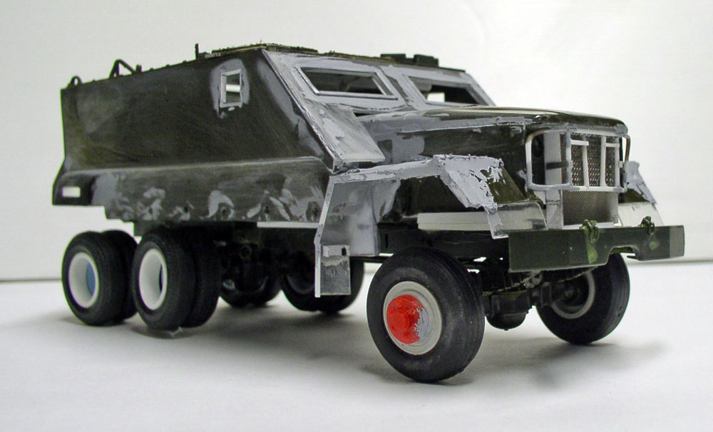 Maquette de camion blindé Guntruck en cours de montage avec mastic gris apparent