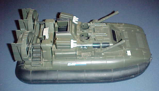 Maquette d'hovercraft militaire vert olive de la guerre du Vietnam vue de profil