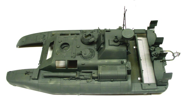 Maquette d'aéroglisseur militaire vert vue de dessus montrant le pont et l'armement détaillés