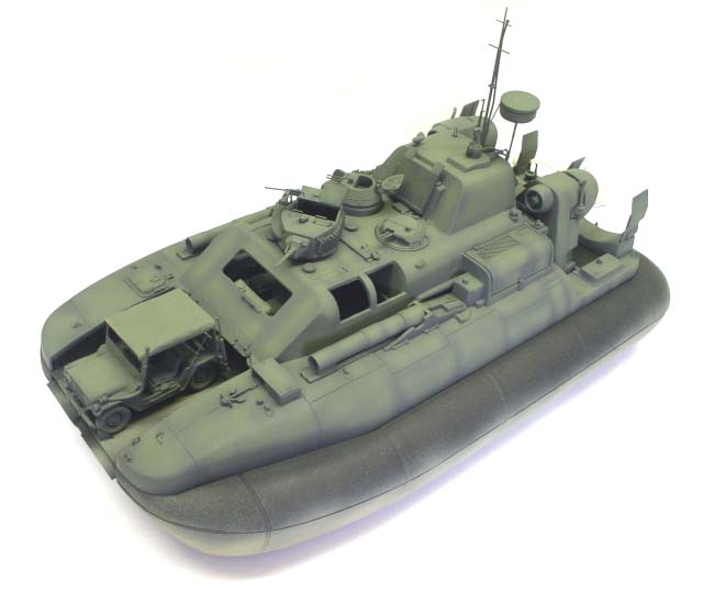 Maquette d'hovercraft militaire vert olive avec jeep et tourelles, sous-couche d'apprêt avant peinture