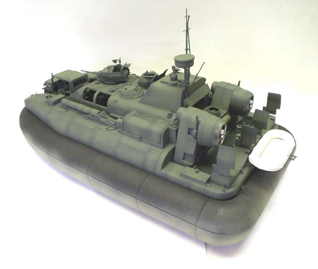 Maquette de hovercraft militaire vert avec jupe gonflable, tourelle, mât et hélices de propulsion