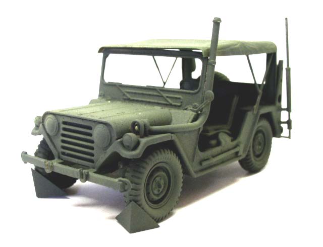Maquette de jeep militaire américaine vert olive avec antenne, vue trois-quarts avant