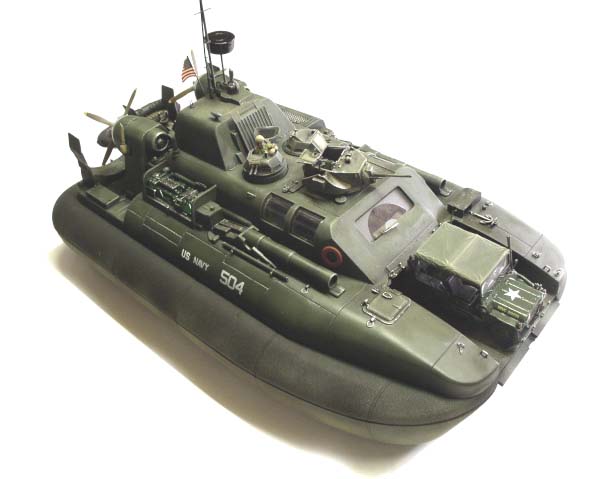 Maquette d'hovercraft militaire US Navy 504 vert olive avec drapeau américain et mitrailleuse
