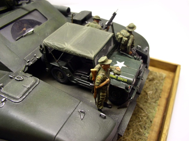 Maquette de hovercraft transportant une jeep militaire bâchée et figurines de soldats américains au Vietnam
