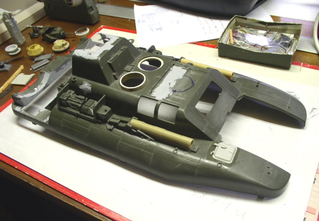 Maquette de hovercraft militaire vert en cours de montage et masticage sur l'établi