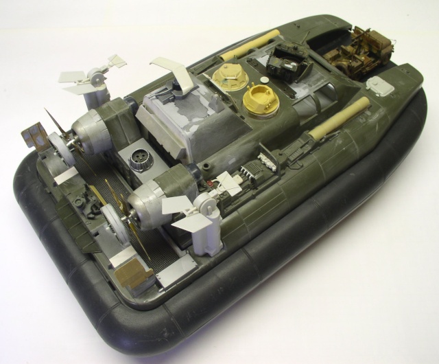 Maquette d'aéroglisseur militaire vert en cours d'assemblage montrant le pont moteur et les hélices détaillés
