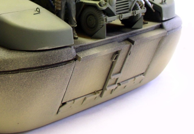Détail de la coque avant de la maquette d'hovercraft avec véhicule et figurines à bord