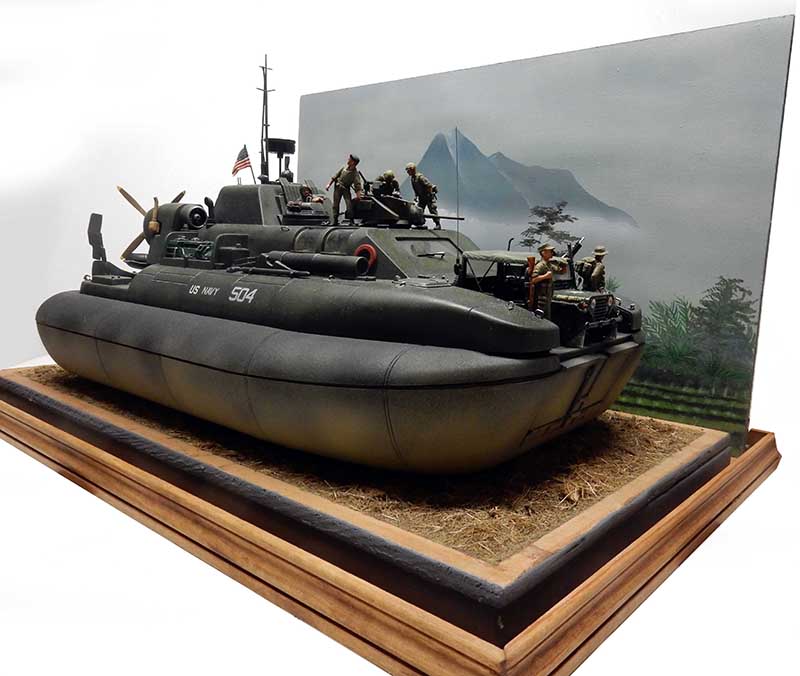 Maquette d'hovercraft US Navy 504 avec figurines de soldats sur diorama Vietnam