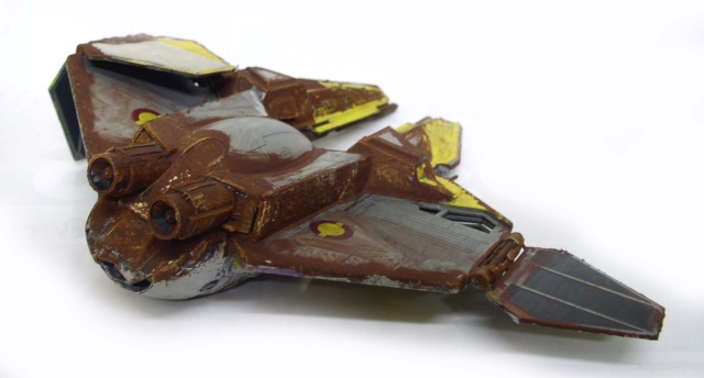 Maquette de chasseur spatial Jedi vieillie aux teintes rouille, vue de trois quarts sur fond blanc