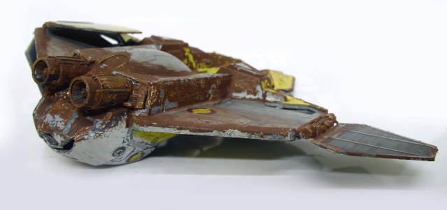 Maquette d'épave de vaisseau spatial 1/24ème, fuselage rouille et gris vieilli, vue latérale