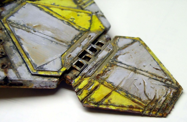 Détail du fuselage de la maquette d'épave spatiale, panneaux gris et jaunes patinés vieillis