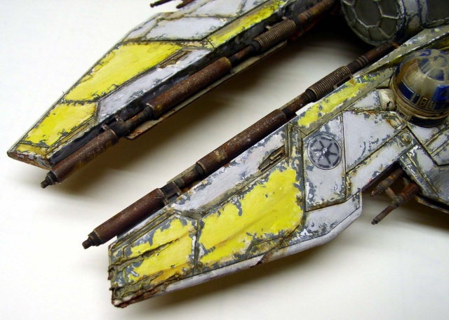 Détail des ailes jaunes vieillies d'une maquette de chasseur Jedi avec droïde astromech