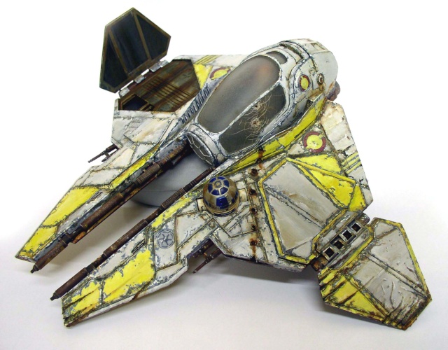 Maquette de chasseur stellaire Jedi jaune et blanc vieilli avec droïde astromécano intégré