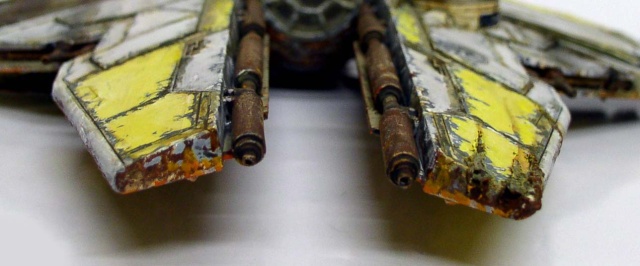 Détail des canons rouillés et ailes jaunes vieillies de la maquette d'épave spatiale