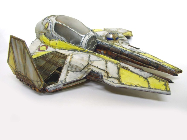 Maquette de chasseur stellaire jedi jaune et blanc vieilli avec droïde astromécano, cockpit ouvert