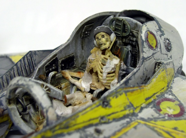 Squelette de pilote dans le cockpit ouvert d'une épave de vaisseau spatial vieilli