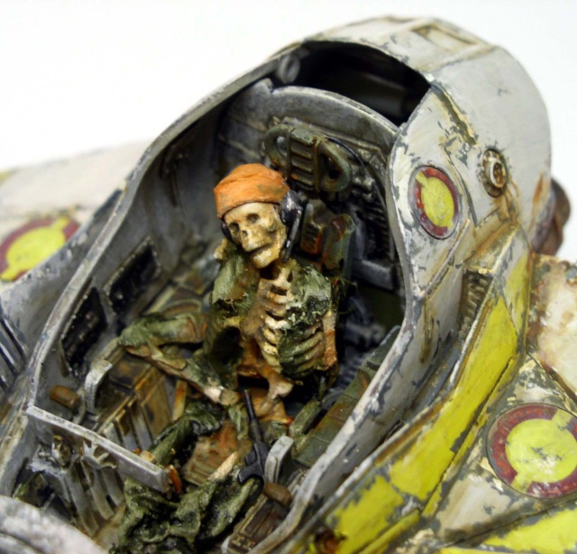 Squelette de pilote au casque et bandana orange dans cockpit vieilli d'épave spatiale