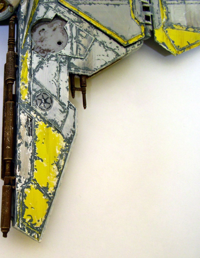 Maquette d'épave de vaisseau spatial gris et jaune au blindage écaillé et vieilli