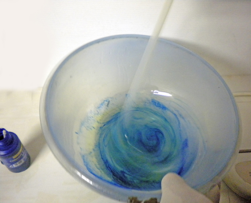 Mélange de la résine teintée en bleu dans un bol avec un colorant