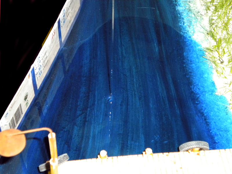 Surface peinte en bleu d'un diorama représentant l'eau avant la coulée de résine