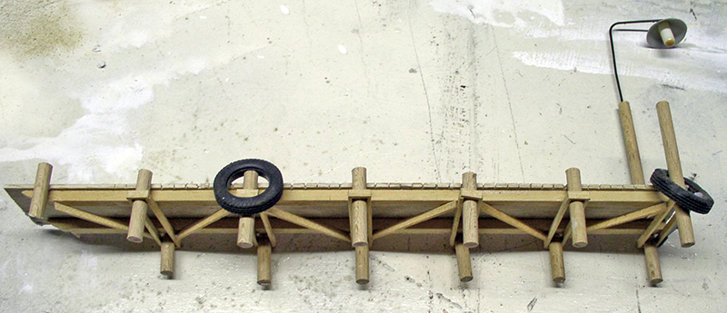 Ponton en bois miniature sur pilotis avec pneus de défense et lampadaire pour diorama