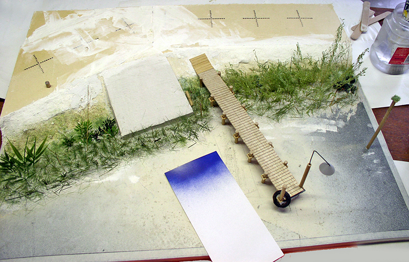 Diorama en cours avec ponton de bois, herbes et zone à recouvrir de résine