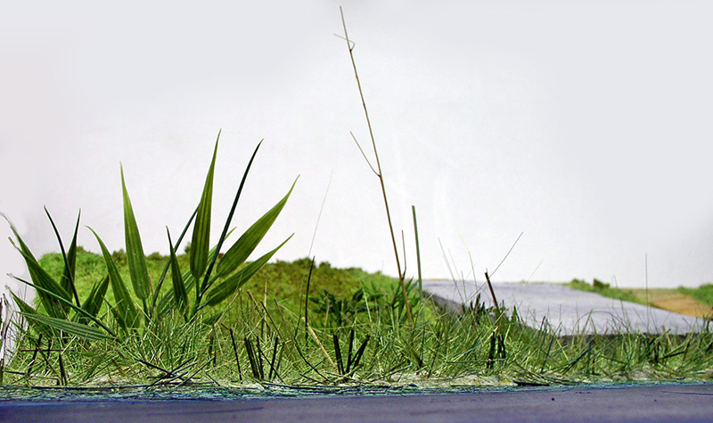 Berge de diorama avec hautes herbes et végétation miniature au bord de l'eau en résine