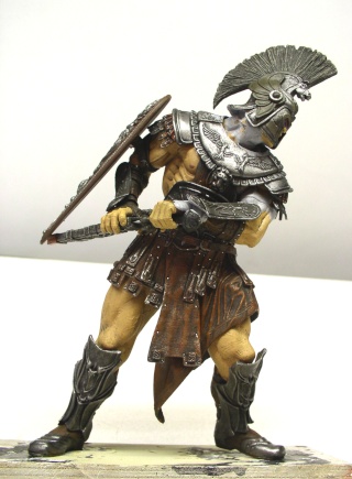 Figurine 180 mm McFarlane d'un guerrier spartiate peint en armure avec casque à crête et bouclier
