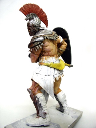Figurine 180 mm de guerrier spartiate peint avec casque à crête rouge et bouclier