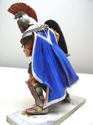 Figurine 180 mm de guerrier spartiate peint avec cape bleue et casque à cimier rouge