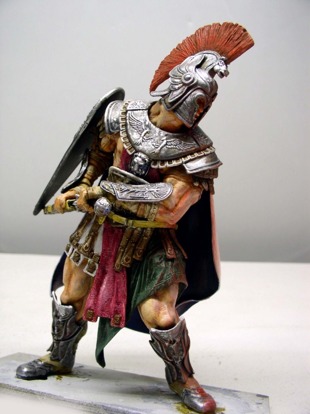 Figurine 180 mm McFarlane d'un guerrier romain peint, casque à crête rouge et armure argentée