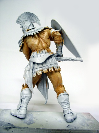 Figurine de guerrier spartiate de dos avec casque à crête, bouclier et épée