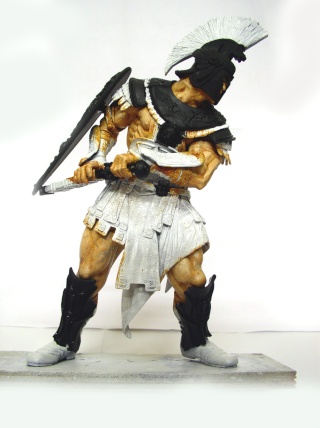 Figurine 180 mm d'un guerrier spartiate peint avec casque, bouclier et bottes noires