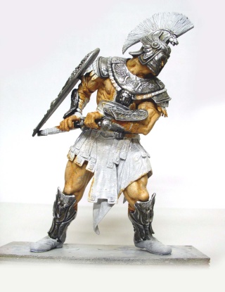 Figurine de gladiateur romain 180 mm peinte, casque à crête, armure argentée et glaive