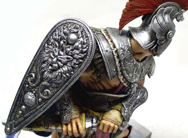 Figurine de guerrier romain peinte avec casque à crête rouge et bouclier argenté gravé