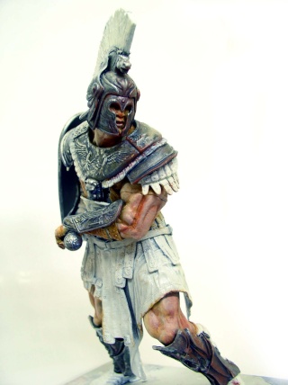 Figurine 180 mm McFarlane d'un guerrier romain casqué peint avec cuirasse et glaive